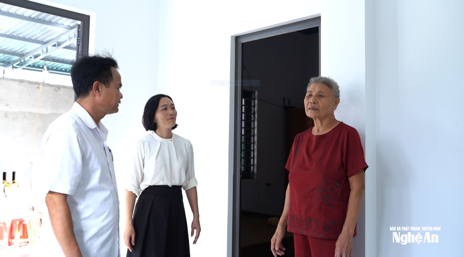 Ba-loan-xa-van-an-an-in-the-new-house-from-the-tet-ct-nguoi-nghe.png
