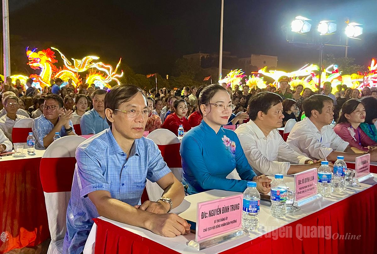 គណៈប្រតិភូចូលរួមការប្រកួតគំរូបង្ហោះគោមក្នុងពិធីបុណ្យពាក់កណ្តាលរដូវស្លឹកឈើជ្រុះឆ្នាំ 2025 នៅសង្កាត់ An Tuong។