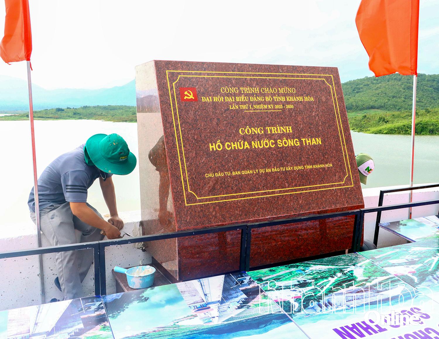 Gắn biển công trình chào mừng Đại hội đại biểu Đảng bộ tỉnh Khánh Hòa lần thứ I, nhiệm kỳ 2025 - 2030.