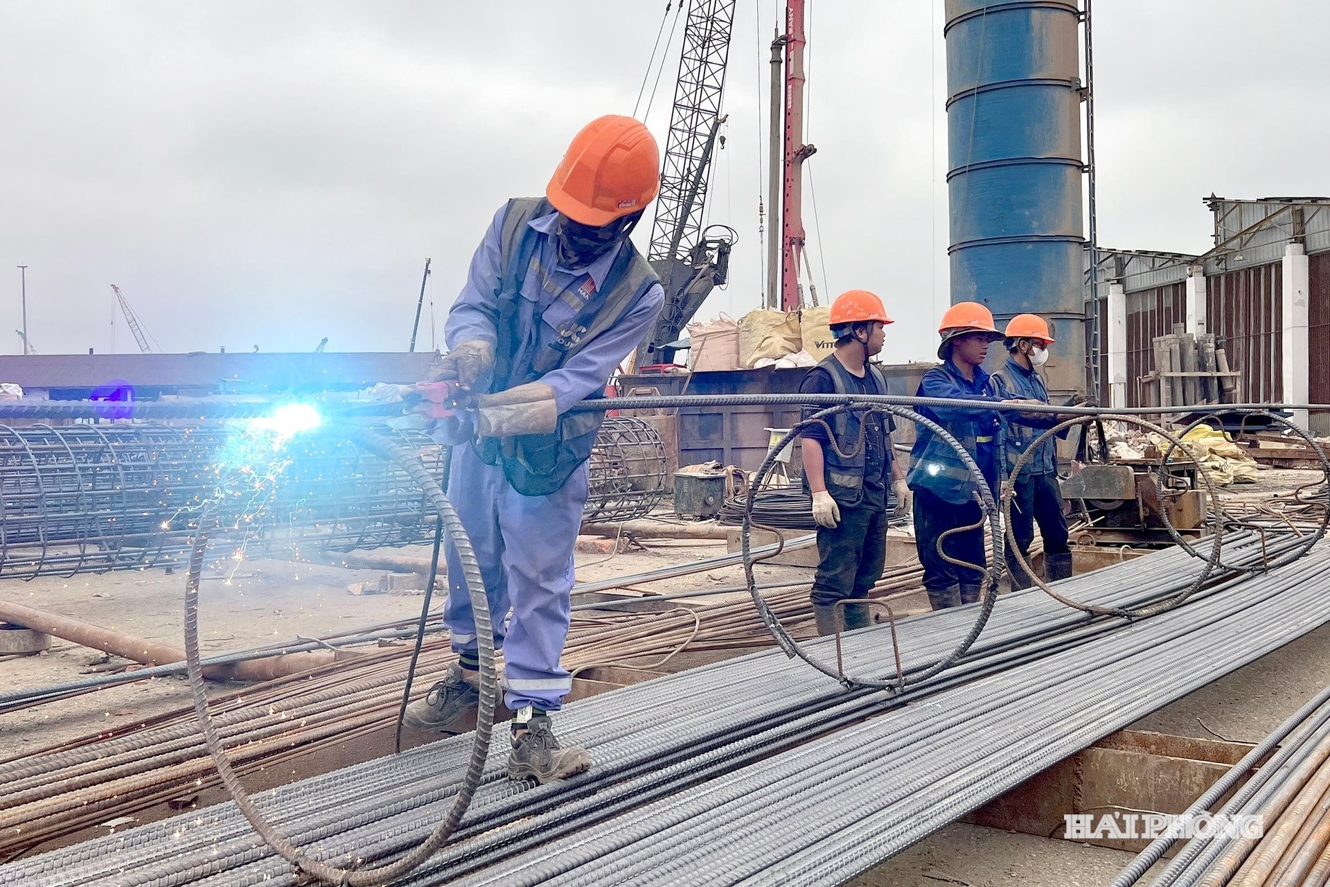 workers-on-the-construction-site-of-the-Nguyen-Trai-bridge.jpg