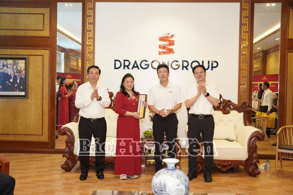 សមមិត្ត៖ លោក Nguyen Quang Hung សមាជិកគណៈកម្មាធិការអចិន្ត្រៃយ៍បក្សខេត្ត អនុប្រធានអចិន្ត្រៃយ៍គណៈកម្មាធិការប្រជាជនខេត្ត Hung Yen; លោក Lian Kunming លេខារងគណៈកម្មាធិការបក្សទីក្រុង អភិបាលក្រុង Ho Chau បានធ្វើជាសាក្សីក្នុងការផ្លាស់ប្តូរកិច្ចសហប្រតិបត្តិការរវាងក្រុមហ៊ុន Thang Long Import-Export Investment Joint Stock Company - Dragon Group និង Mizuda Group។