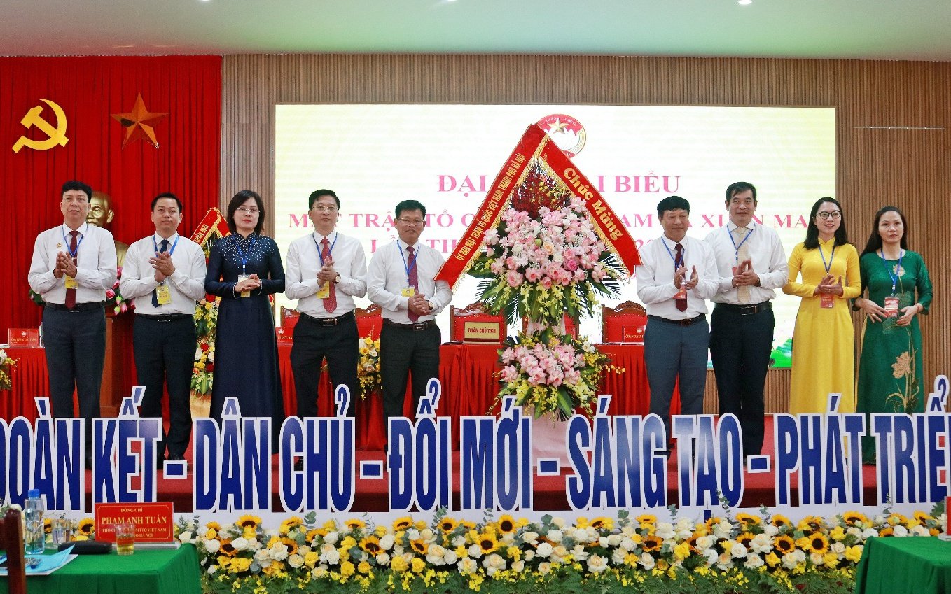 Lãnh đạo Ủy ban MTTQ Việt Nam thành phố Hà Nội tặng hoa chúc mừng Đại hội