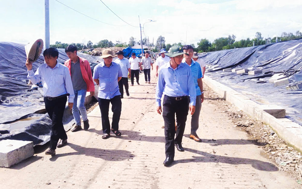 ក្រុមការងារ​បាន​ចុះ​ទៅ​ពិនិត្យ​មើល​ប្រព័ន្ធ​ប្រមូល​សំរាម​នៅ​កន្លែង​ចាក់សំរាម An Hiep។