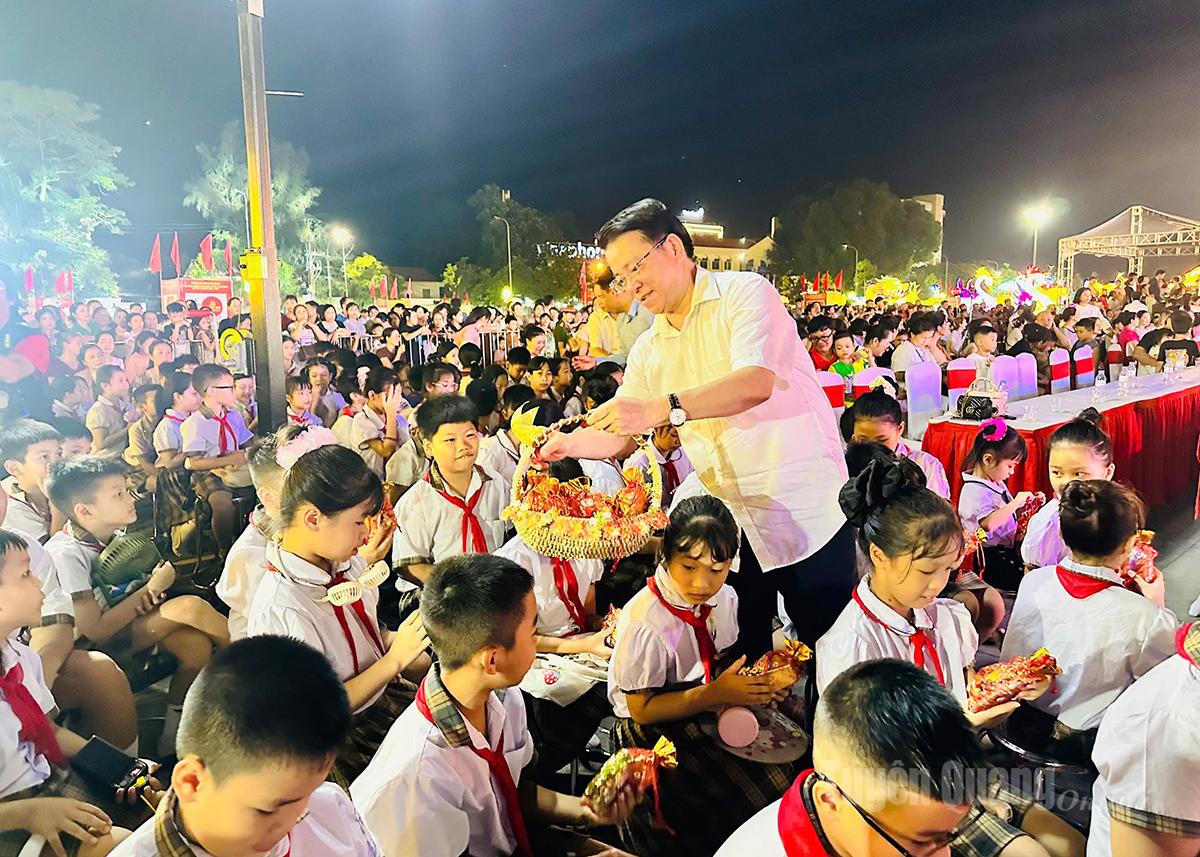 Đồng chí Trưởng ban Tuyên giáo và Dân vận Tỉnh uỷ Trần Mạnh Lợi tặng quà cho các cháu thiếu nhi.