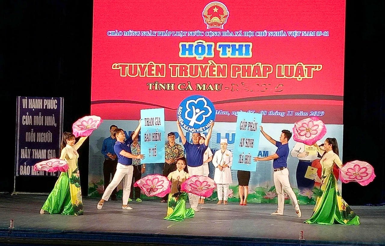 សកម្មភាពឆ្លើយតបនឹងទិវាច្បាប់នៅ Ca Mau ត្រូវបានរៀបចំឡើងក្នុងទម្រង់ចម្រុះ និងជាក់ស្តែងជាច្រើន។