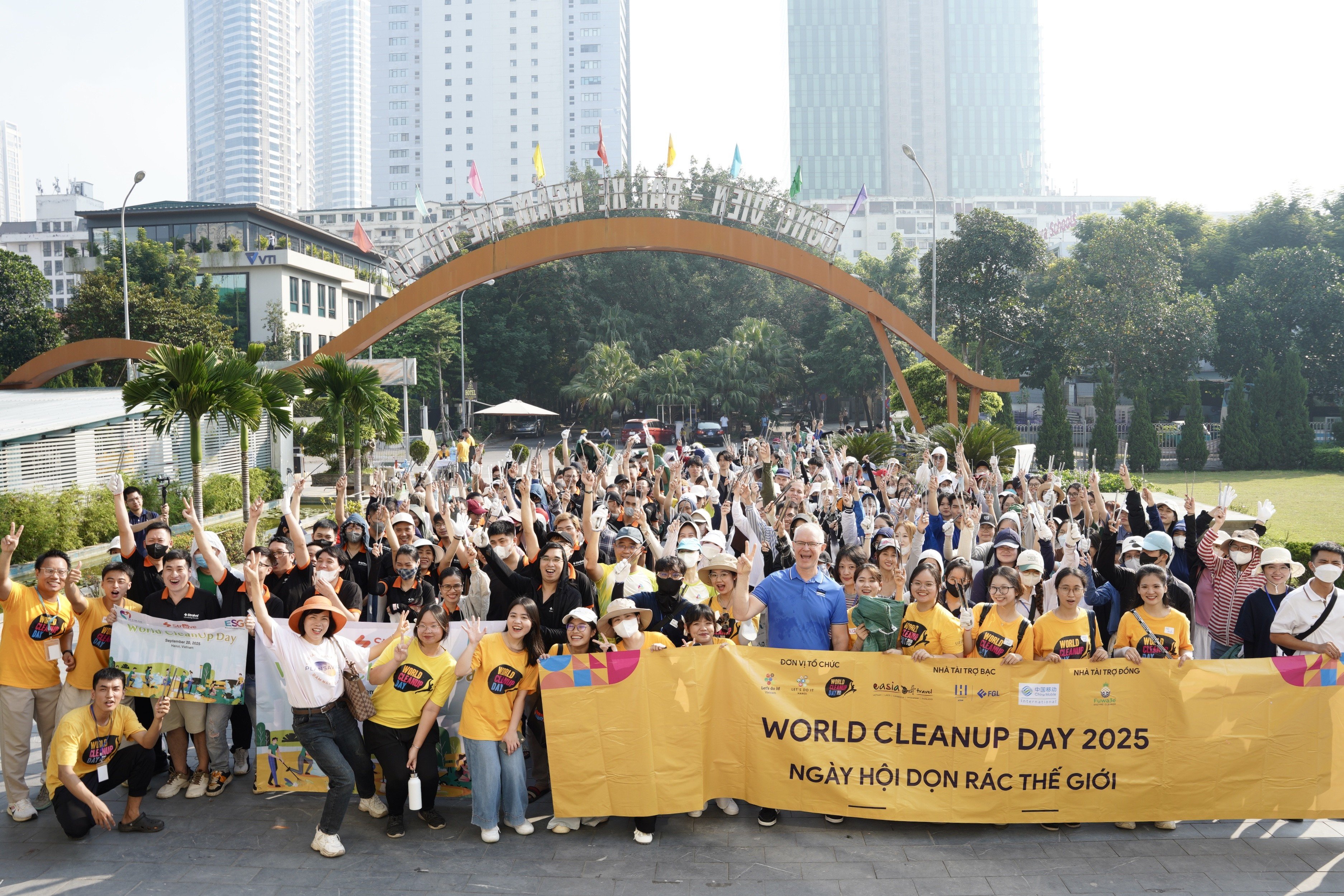 300 tình nguyện viên tham gia sự kiện “Ngày hội Dọn rác Thế giới – World Cleanup Day 2025”