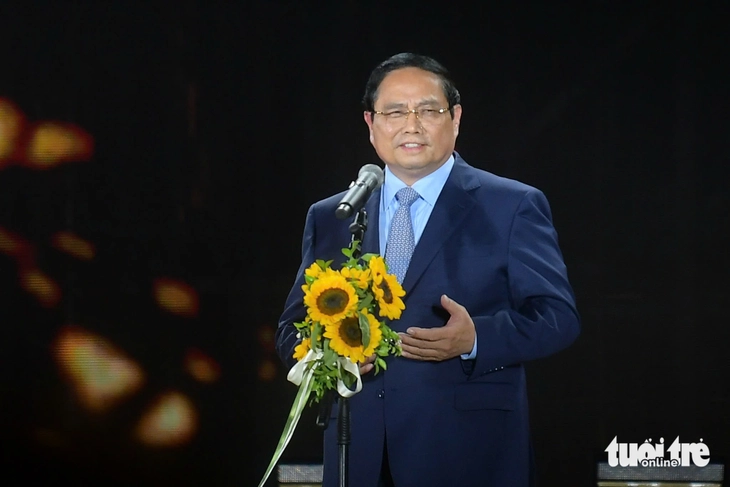 នាយករដ្ឋមន្ត្រី Pham Minh Chinh កាន់ចង្កៀងជាមួយទស្សនិកជន 20,000 នាក់អបអរសាទរនៅ V Fest - Vietnam Today - រូបថត 4.