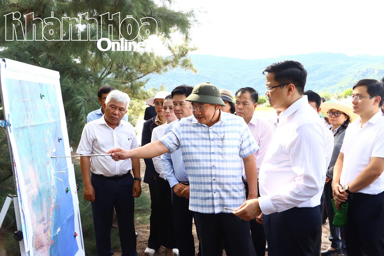 ប្រធានគណៈកម្មាធិការប្រជាជនខេត្តឧទ្ទេសនាមអំពីទីតាំងសាងសង់ទូទៅនៃគម្រោងរោងចក្រថាមពលនុយក្លេអ៊ែរ Ninh Thuan 2 ឃុំ Vinh Hai ដល់គណៈប្រតិភូក្រសួងហិរញ្ញវត្ថុ។
