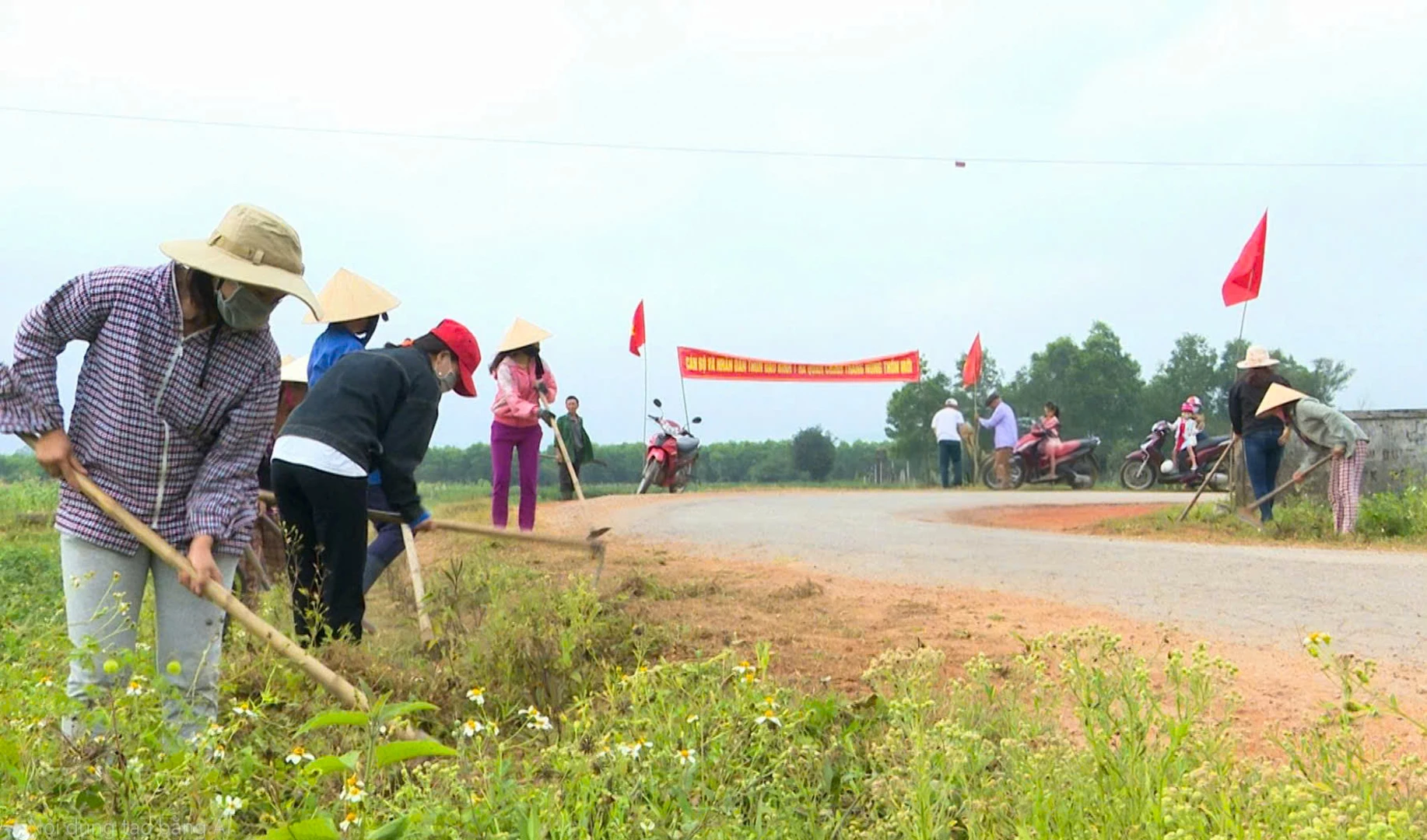 Die Frauenunion der Gemeinde Hieu Giang führt regelmäßig Reinigungsarbeiten an Dorfstraßen und -gassen durch – Foto: L.T.