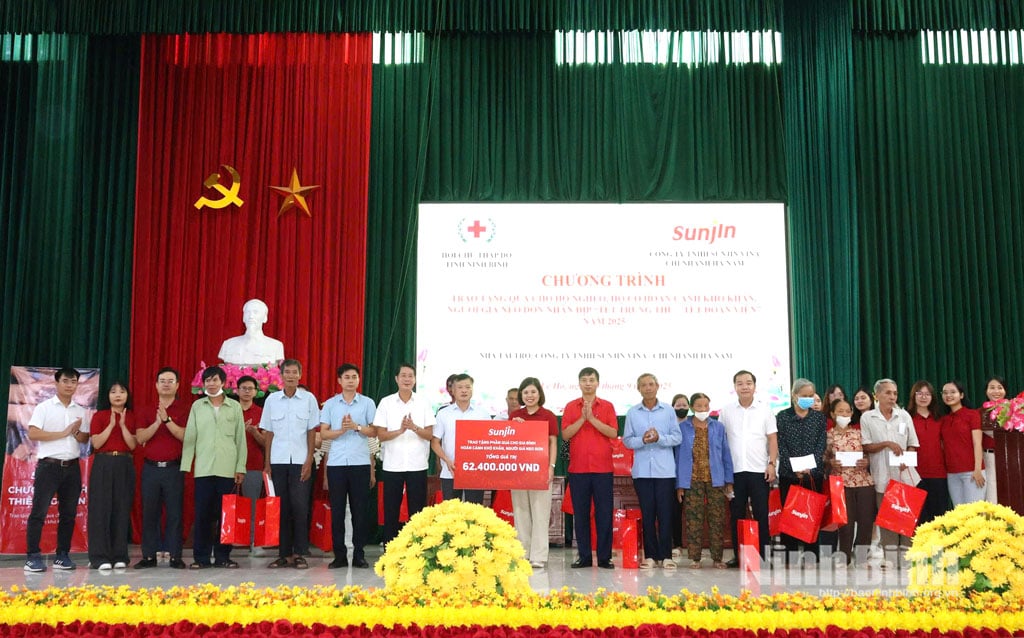 ក្រុមហ៊ុន Sunjin Vina Co., Ltd - សាខា Ha Nam បានប្រគល់អំណោយដល់គ្រួសារដែលមានស្ថានភាពលំបាក ដោយមានតម្លៃសរុប ៦២,៤ លានដុង។