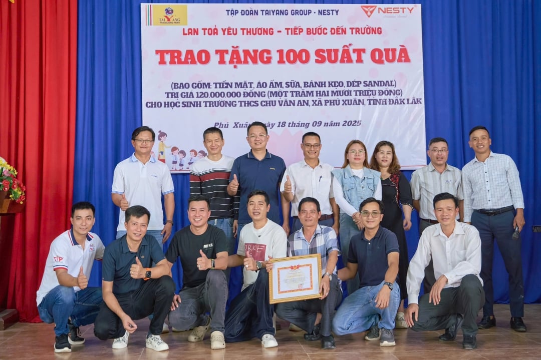 Ông Tạ Văn Thành, Chủ tịch Hội đồng quản trị, Tổng giám đốc Công ty TNHH Sơn Công nghiệp Thái Dương (đứng thứ 2, từ trái) và các thành viên của đoàn nhận thư cảm ơn của Ban giám hiệu Trường THCS Chu Văn An.