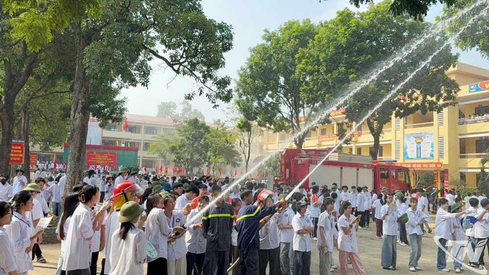 សិស្សវិទ្យាល័យ ឡឺ ហុងហ្វុង មានបទពិសោធន៍ប្រើប្រាស់ឧបករណ៍ពន្លត់អគ្គីភ័យ។