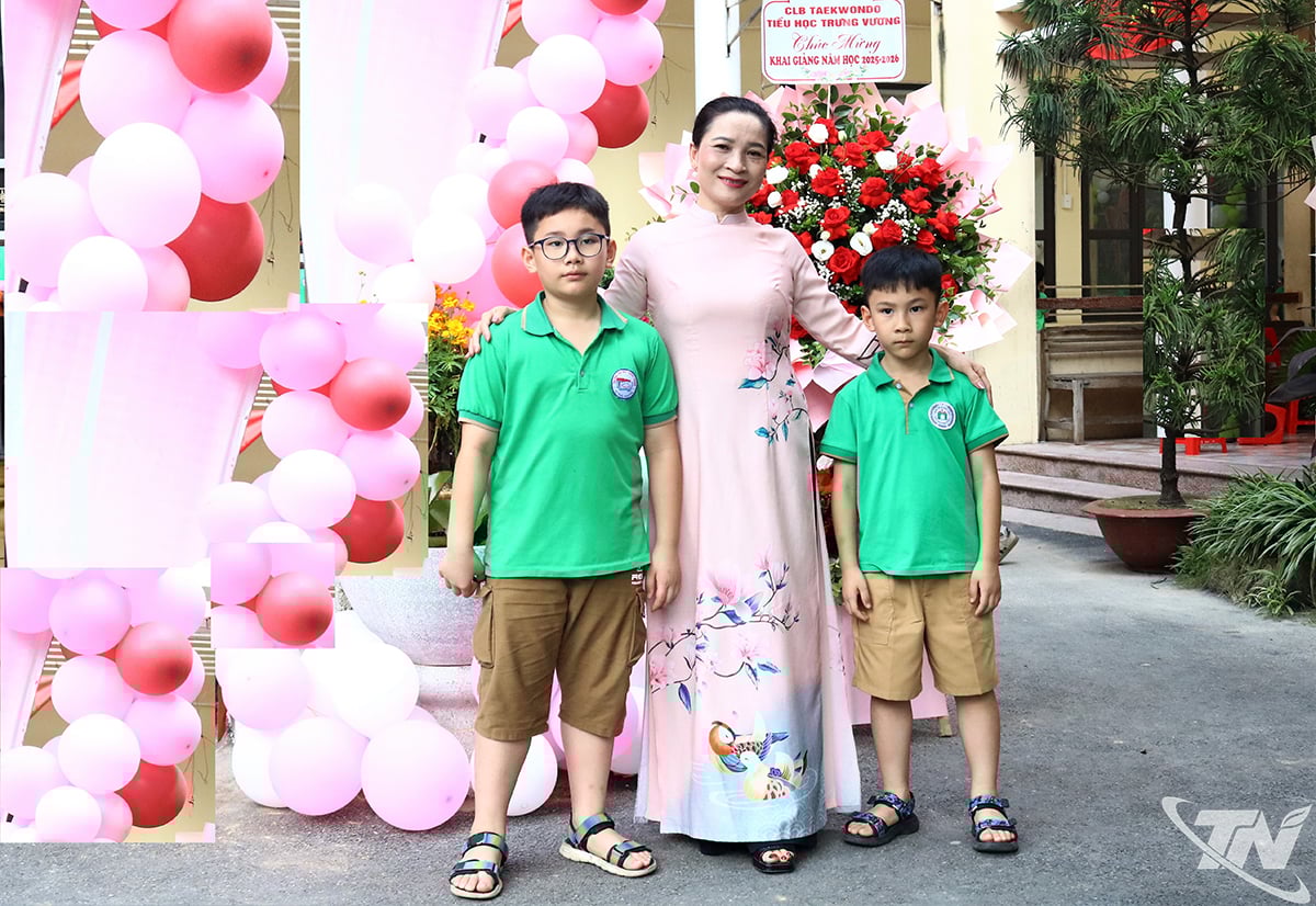 ទោះរវល់យ៉ាងណាក៏ដោយ រាល់ថ្ងៃលោកយាយ Do Thi Duong វួដ Phan Dinh Phung តែងតែចំណាយពេលលេងជាមួយចៅៗ។