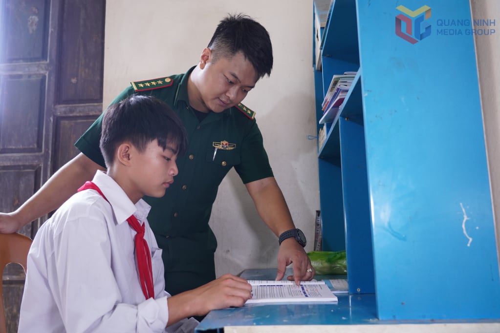 មេទ័ព Truong Ngoc Trung បានមកផ្ទះរបស់ Hung ដើម្បីណែនាំគាត់ក្នុងការសិក្សា។