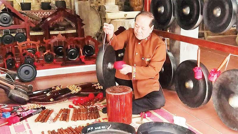 លោក Bui Thanh Binh សាកល្បងសំឡេង Muong gong។