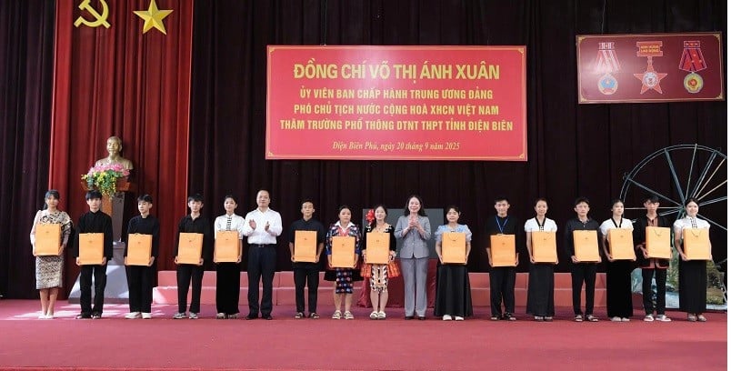 អនុប្រធានរដ្ឋ Vo Thi Anh Xuan បានផ្តល់អាហារូបករណ៍ដល់សិស្សានុសិស្សចំនួន ៣០ នាក់មកពីជនជាតិភាគតិចដែលកំពុងសិក្សានៅសាលាបណ្ដុះបណ្ដាលជនជាតិភាគតិចខេត្ត Dien Bien។