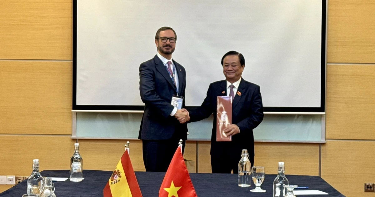 国会の副会長であるリーン・ミン・ホアンは、スペイン上院の最初の副議長と会いました。