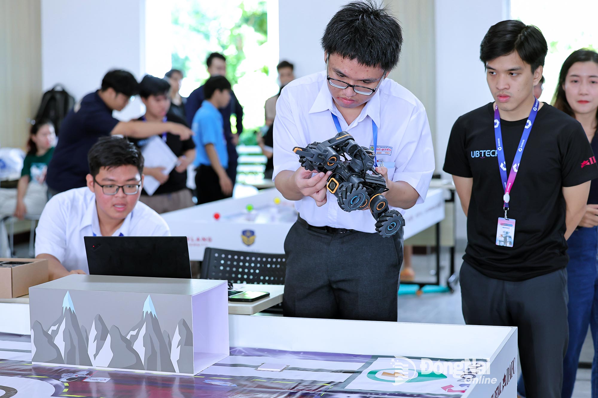 Học sinh các trường phổ thông tại Đồng Nai đã có nhiều cơ hội tiếp cận với công nghệ thông tin từ sớm, giúp các em định hướng với công nghệ 4.0.
Trong ảnh: Học sinh Trường THPT Ngô Quyền (phường Trấn Biên) tham gia Cuộc thi Lập trình AI cho xe hành trình tự động. Ảnh: Công Nghĩa
