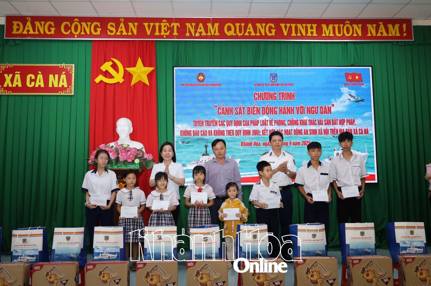 តំណាងអង្គភាពបានប្រគល់អំណោយដល់សិស្សានុសិស្សក្នុងគ្រាលំបាក។