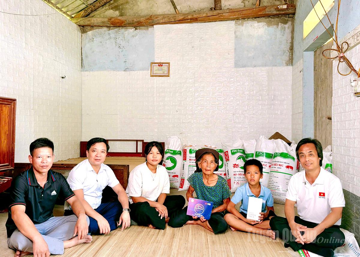 គណៈប្រតិភូបានប្រគល់អំណោយជូនគ្រួសារលោកស្រី Ta Thi Hong ភូមិ Hoang Tan ឃុំ Son Thuy។