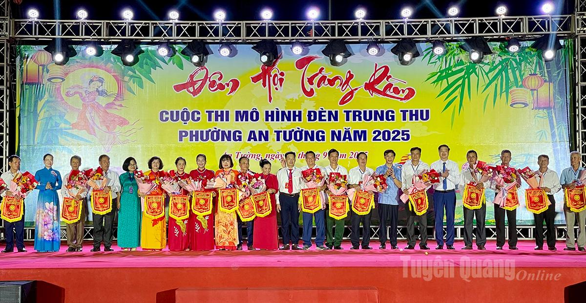 ថ្នាក់​ដឹកនាំ​វួដ​បាន​បង្ហាញ​ផ្កា និង​ទង់​វត្ថុ​អនុស្សាវរីយ៍​ដល់​ក្រុម​លំនៅឋាន​ជាមួយ​នឹង​គំរូ​គោម​ពាក់​កណ្តាល​សរទរដូវ ដែល​ចូល​រួម​ក្នុង​ការ​ប្រលង។