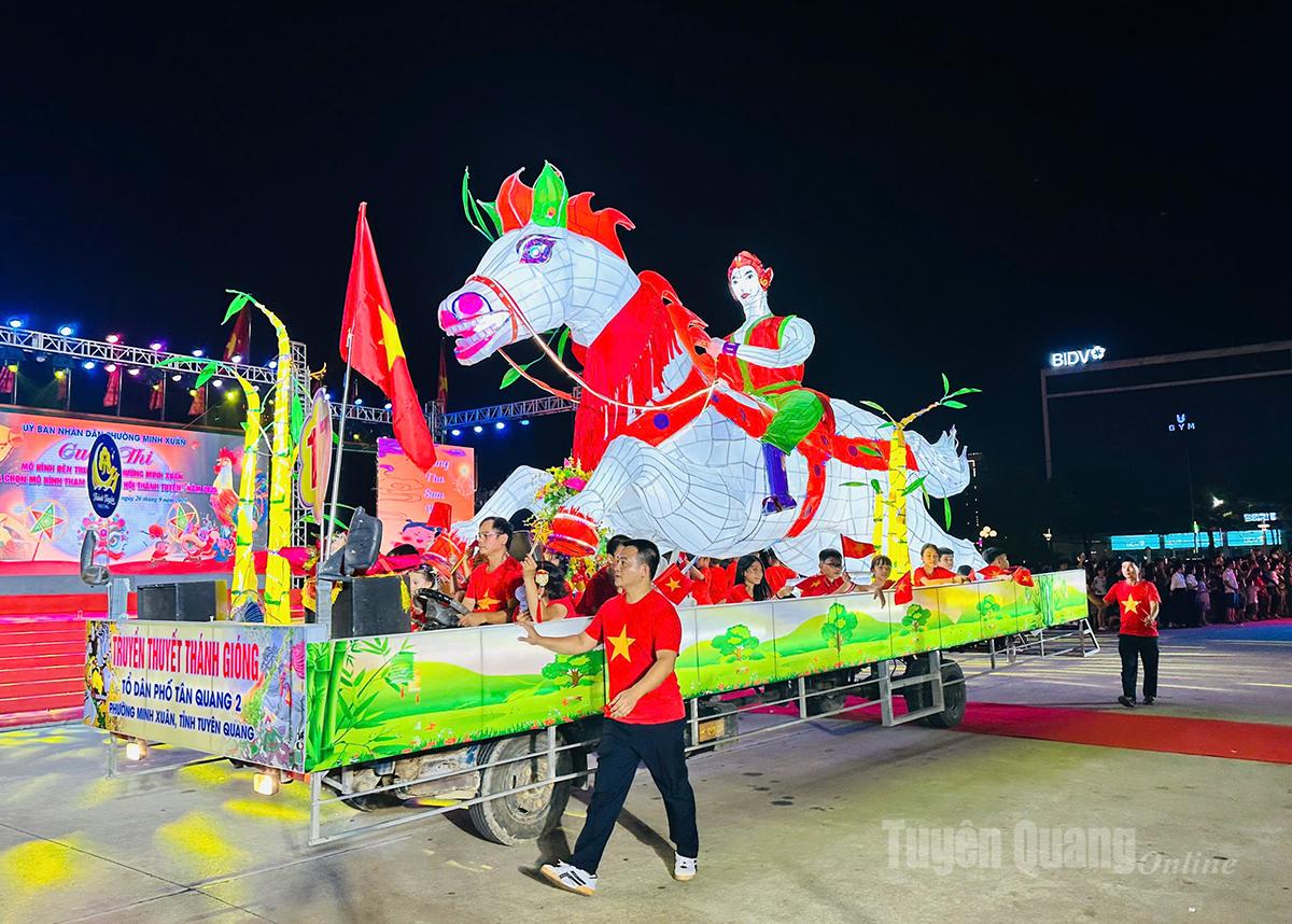 Các em thiếu thi thích thú với mô hình ong bướm mùa Thu.