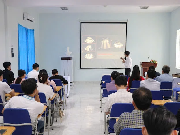 បុគ្គលិកពេទ្យនៃមន្ទីរពេទ្យទូទៅ Ninh Thuan ត្រូវបានណែនាំអំពីបច្ចេកទេសអ៊ុលត្រាសោនសង្គ្រោះបន្ទាន់របស់កុមារ។