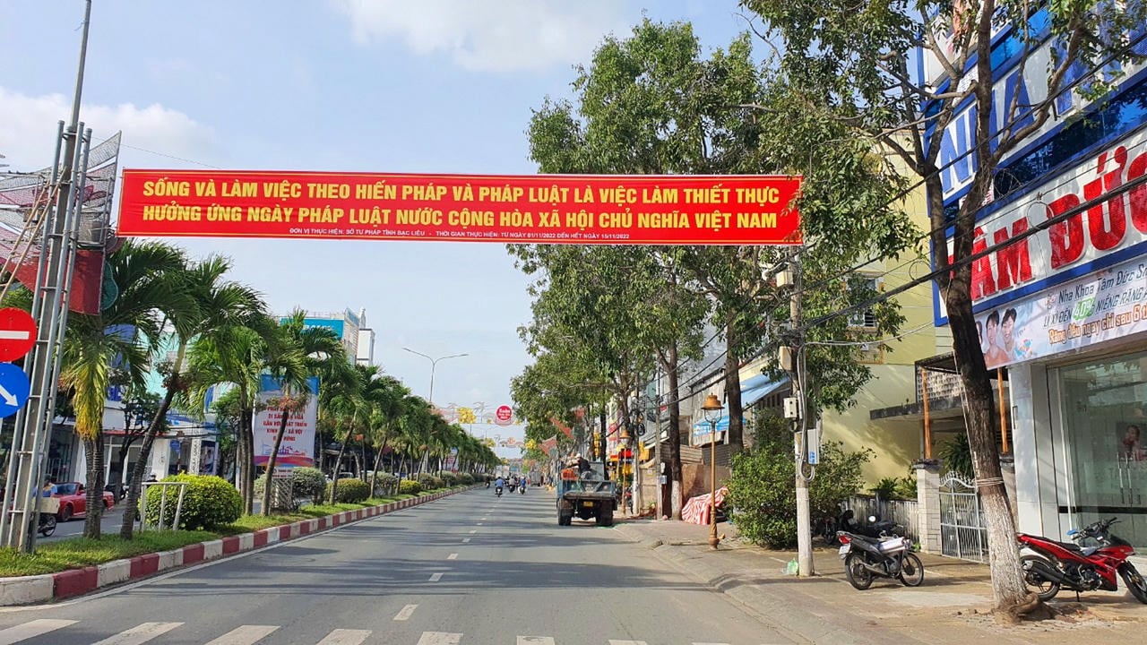 នាយកដ្ឋានយុត្តិធម៌ Ca Mau ផ្សព្វផ្សាយការឃោសនាទិវាច្បាប់ តាមរយៈទម្រង់រូបភាពនៅតាមដងផ្លូវ។