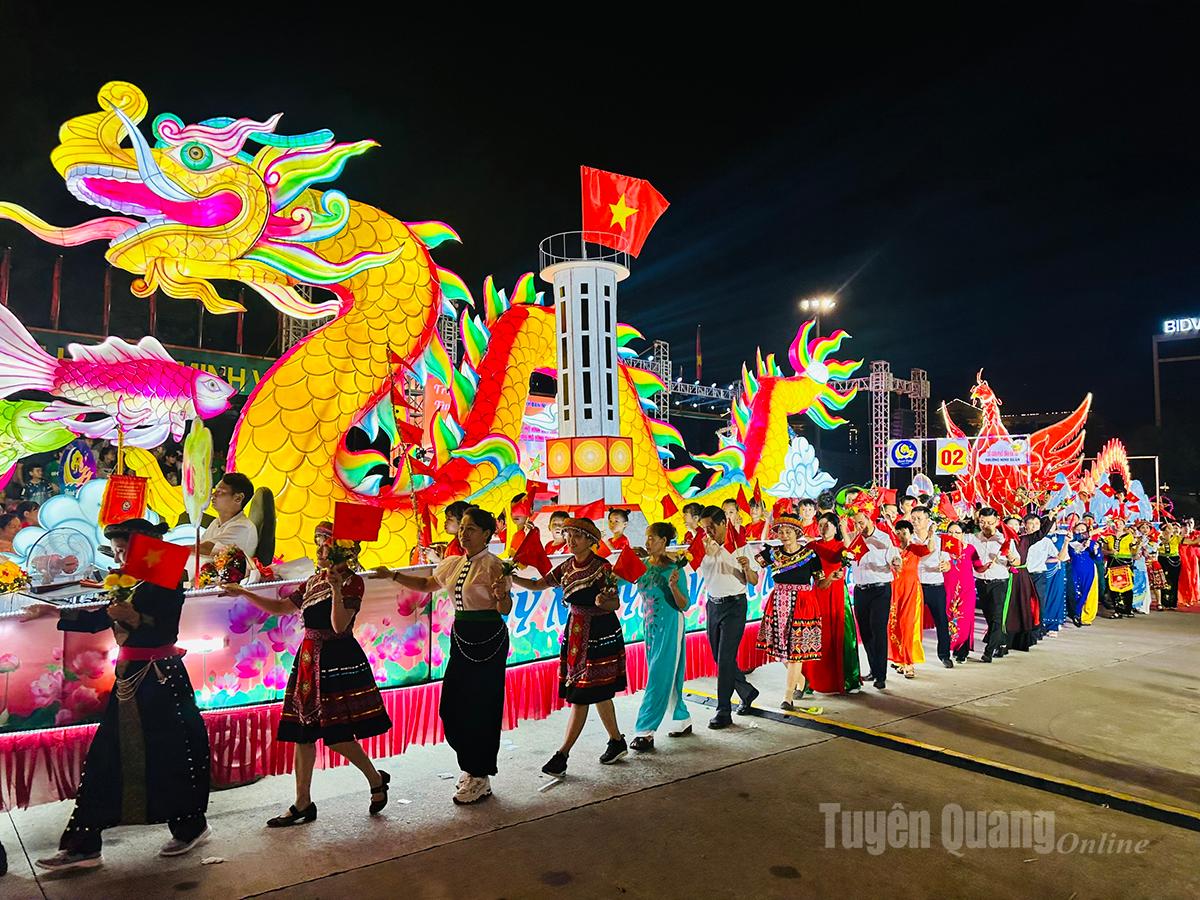 Mô hình Thánh Gióng tái hiện truyền thuyết anh hùng dân tộc, thể hiện tinh thần quật cường và khát vọng vươn lên của người Việt.