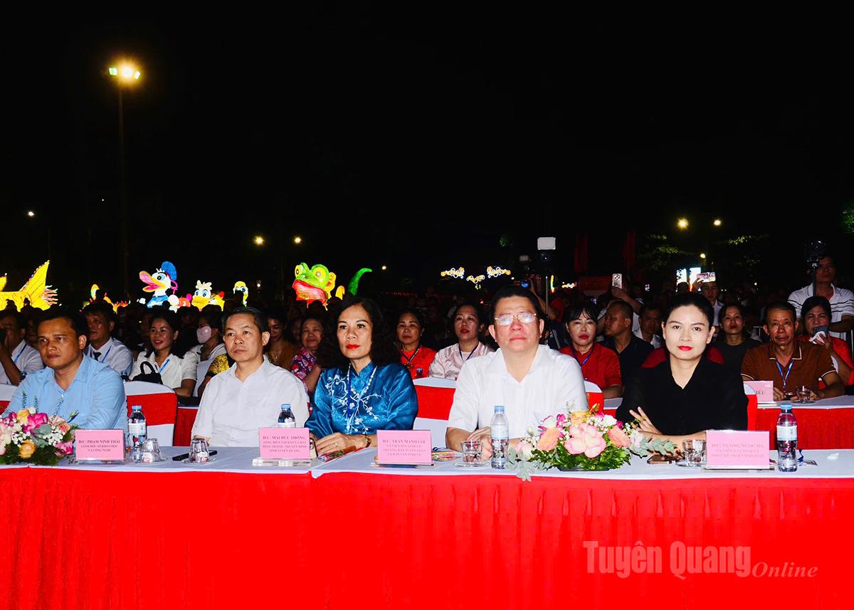 Các đồng chí: Trần Mạnh Lợi, Trưởng ban Tuyên giáo và Dân vận Tỉnh uỷ; Vương Ngọc Hà, Phó Chủ tịch UBND tỉnh và các đại biểu dự Cuộc thi mô hình đèn Trung thu phường Minh Xuân 2025.