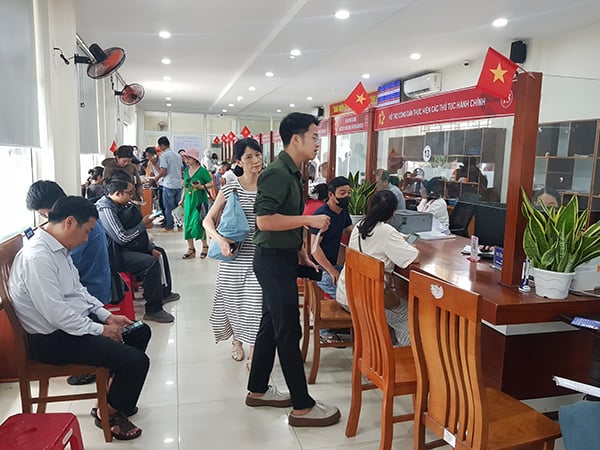 Người dân đến làm thủ tục về bất động sản, xây dựng nhà tại Trung tâm phục vụ hành chính côngg phường Ngũ Hành Sơn (TP Đà Nẵng).