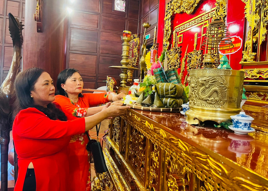 cac-doi-thi-chuan-bi-mam-le-vat-dang-cung-vua.jpg