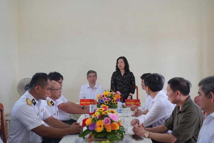 Bộ trưởng Bộ Y tế thăm cán bộ, chiến sĩ trạm ra đa ở Côn Đảo - Ảnh 1.