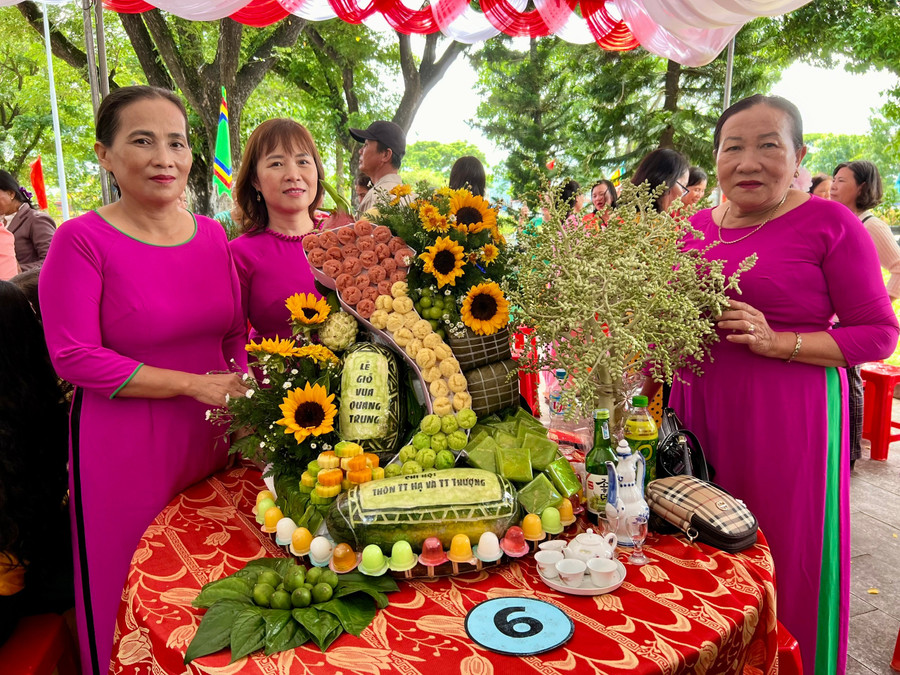 doi-thi-thon-thu-thien-thuong-va-thon-thu-thien-ha-dat-giai-nhat-tai-hoi-thi-trang-tri-mam-le-vat-dang-cung-vua.jpg