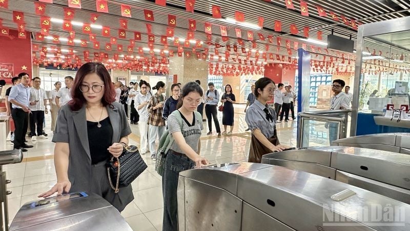 ទីក្រុងហាណូយ Metro សហការជាមួយអង្គភាពពាក់ព័ន្ធ ដើម្បីសាកល្បងដំណោះស្រាយកំណត់អត្តសញ្ញាណអេឡិចត្រូនិក ការផ្ទៀងផ្ទាត់ភាពត្រឹមត្រូវ និងជីវមាត្រនៅលើផ្លូវរថភ្លើងទីក្រុង Cat Linh-Ha Dong លេខ 2A ទាំងមូល។