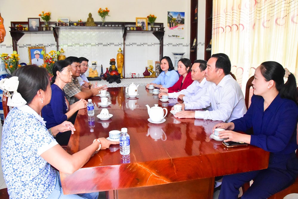 Đồng chí Lữ Quang Ngời- Chủ tịch UBND tỉnh cùng đoàn đến thăm gia đình Trung tướng Sơn Cang.