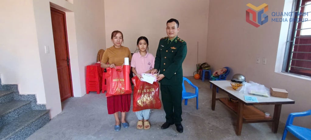 ប៉ុស្តិ៍ការពារព្រំដែន Hoanh Mo ផ្តល់អំណោយដល់សិស្សានុសិស្សក្រោមកម្មវិធី “ជួយកុមារទៅសាលារៀនឆ្នាំ ២០២៥”