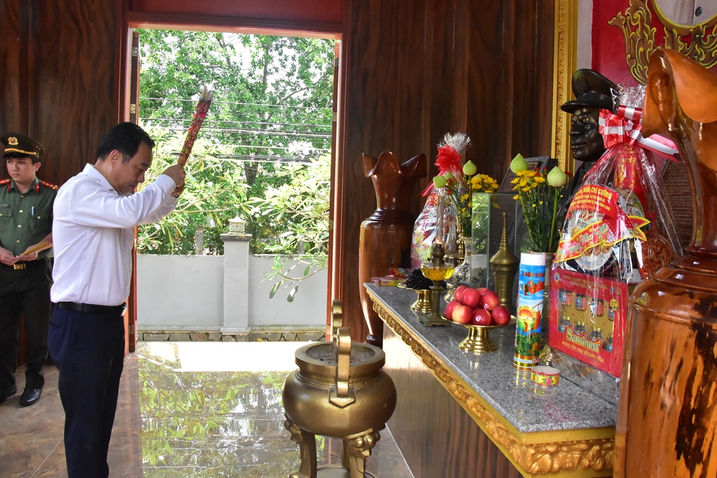Đồng chí Lữ Quang Ngời- Chủ tịch UBND tỉnh thắp hương Trung tướng Sơn Cang- Anh hùng Lực lượng vũ trang nhân dân, nguyên Phó Tổng Cục trưởng Tổng Cục An ninh- Bộ Công an (xã Châu Thành).
