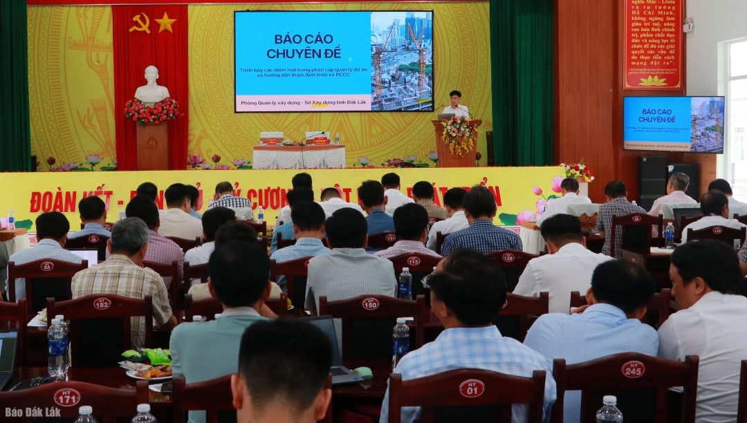 Đại diện các phòng chuyên môn của Sở Xây dựng đã trình bày một số tham luận.