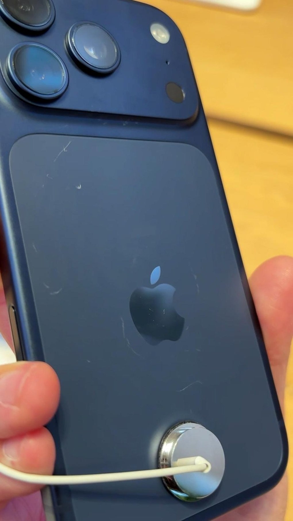 Người dùng phàn nàn lớp vỏ iPhone 17 Pro và iPhone Air dễ bị trầy xước - 2