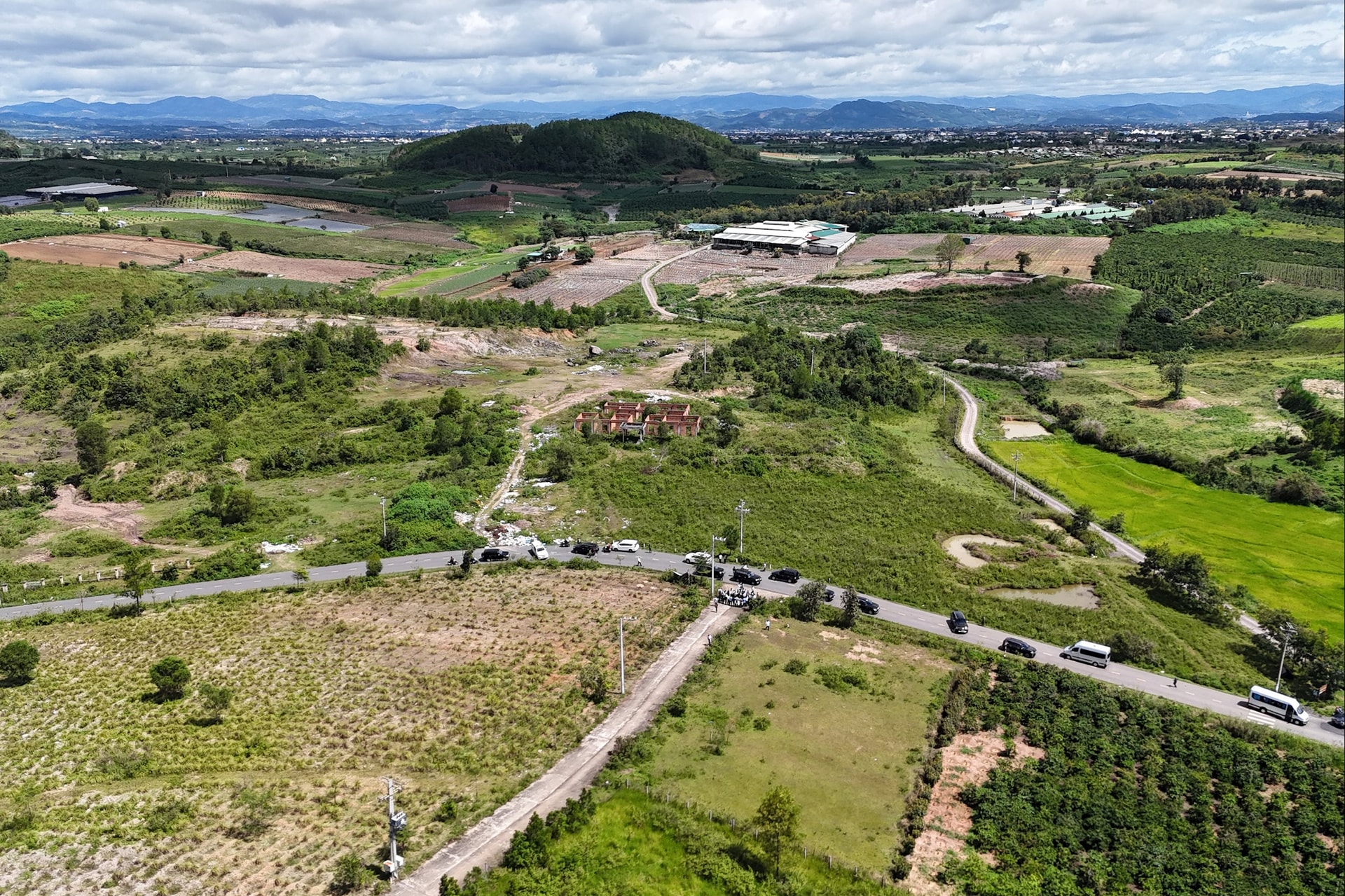 គណៈប្រតិភូនៃគណៈកម្មាធិការប្រជាជនខេត្តបានចុះពិនិត្យសួនឧស្សាហកម្ម Phu Binh