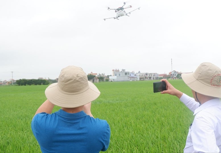 Drone: "Trợ thủ" mới của nhà nông- Ảnh 1.