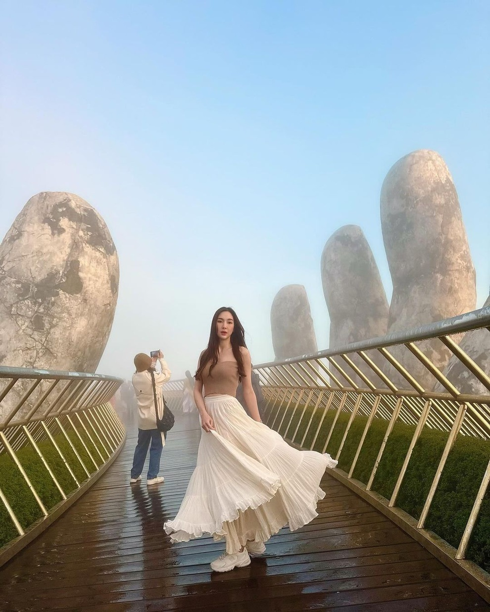 Khách Hàn Quốc gác chân lên bàn ở sân bay Đà Nẵng khiến đồng hương xấu hổ - 2