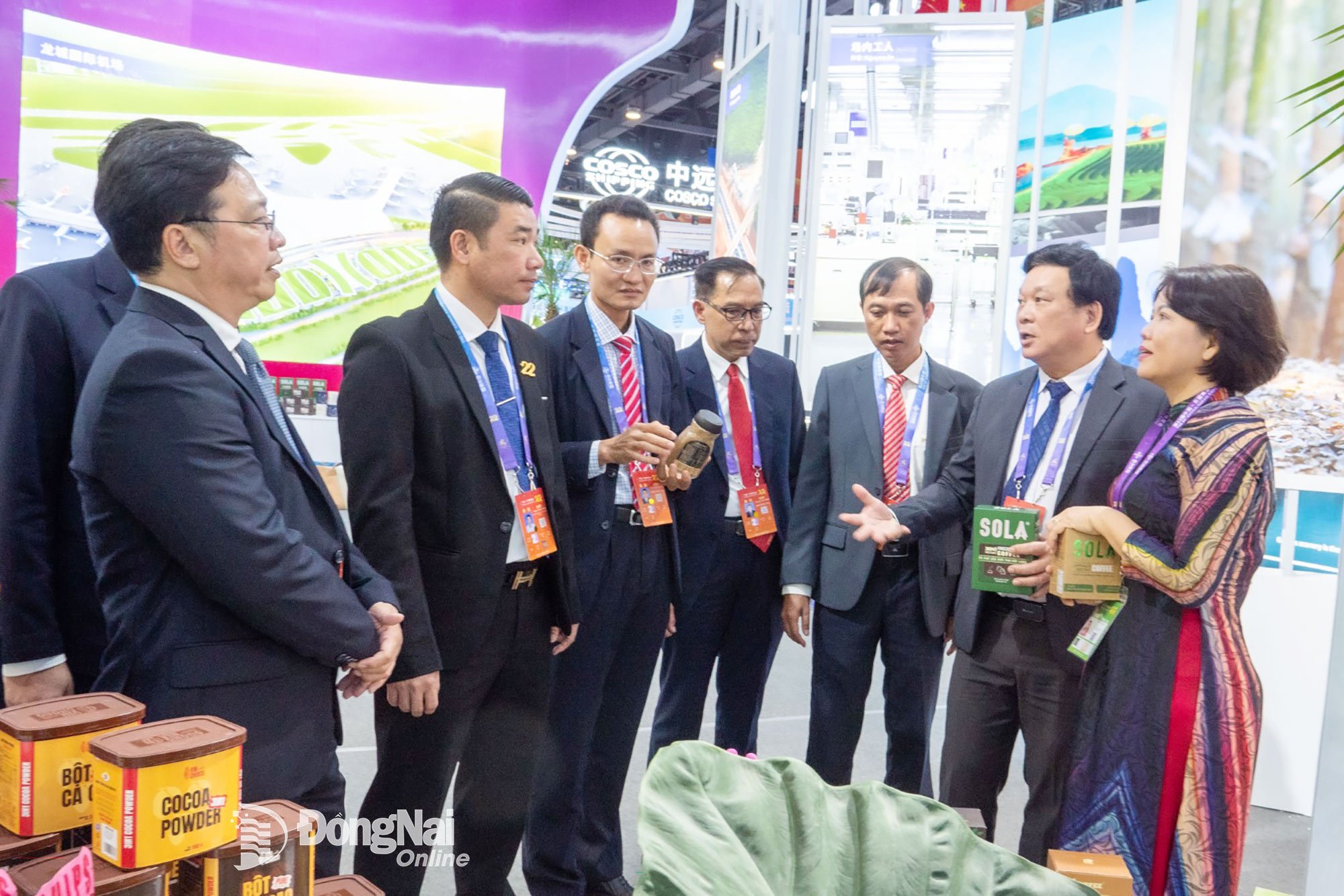Tỉnh ủy viên, Giám đốc Sở Công Thương tỉnh Đồng Nai Vũ Ngọc Long (thứ 2 từ phải qua) cho rằng, doanh nghiệp trong nước cần sớm tiếp cận công nghệ mới, quản trị mới để có thể tham gia chuỗi cung ứng toàn cầu. Ảnh: Xuân Lượng
