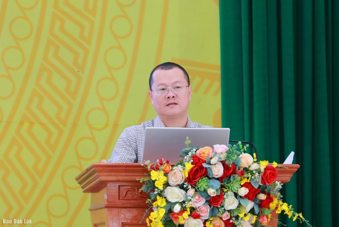 Đại diện các phòng ban của Sở Xây dựng giải trình các thắc mắc, khó khăn của các địa phương.