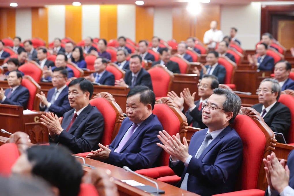 Bộ Chính trị ra tiêu chuẩn chọn bộ trưởng và bí thư các tỉnh, thành - 1