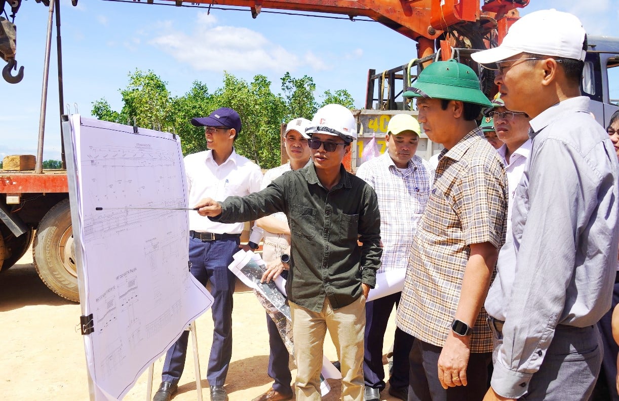 Phó Chủ tịch Thường trực UBND tỉnh Hoàng Nam kiểm tra tiến độ triển khai tuyến đường bộ ven biển đoạn tuyến qua khu vực cầu Cửa Tùng và Cửa Việt