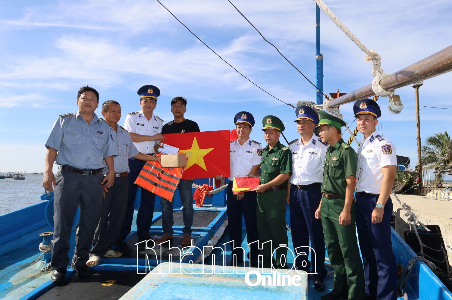 តំណាងអង្គភាពផ្តល់អំណោយដល់ប្រជានេសាទ។