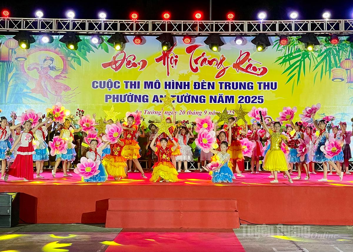 ក្មេងៗសម្តែងនៅពិធីបុណ្យពាក់កណ្តាលរដូវស្លឹកឈើជ្រុះនៅវួដ An Tuong ។