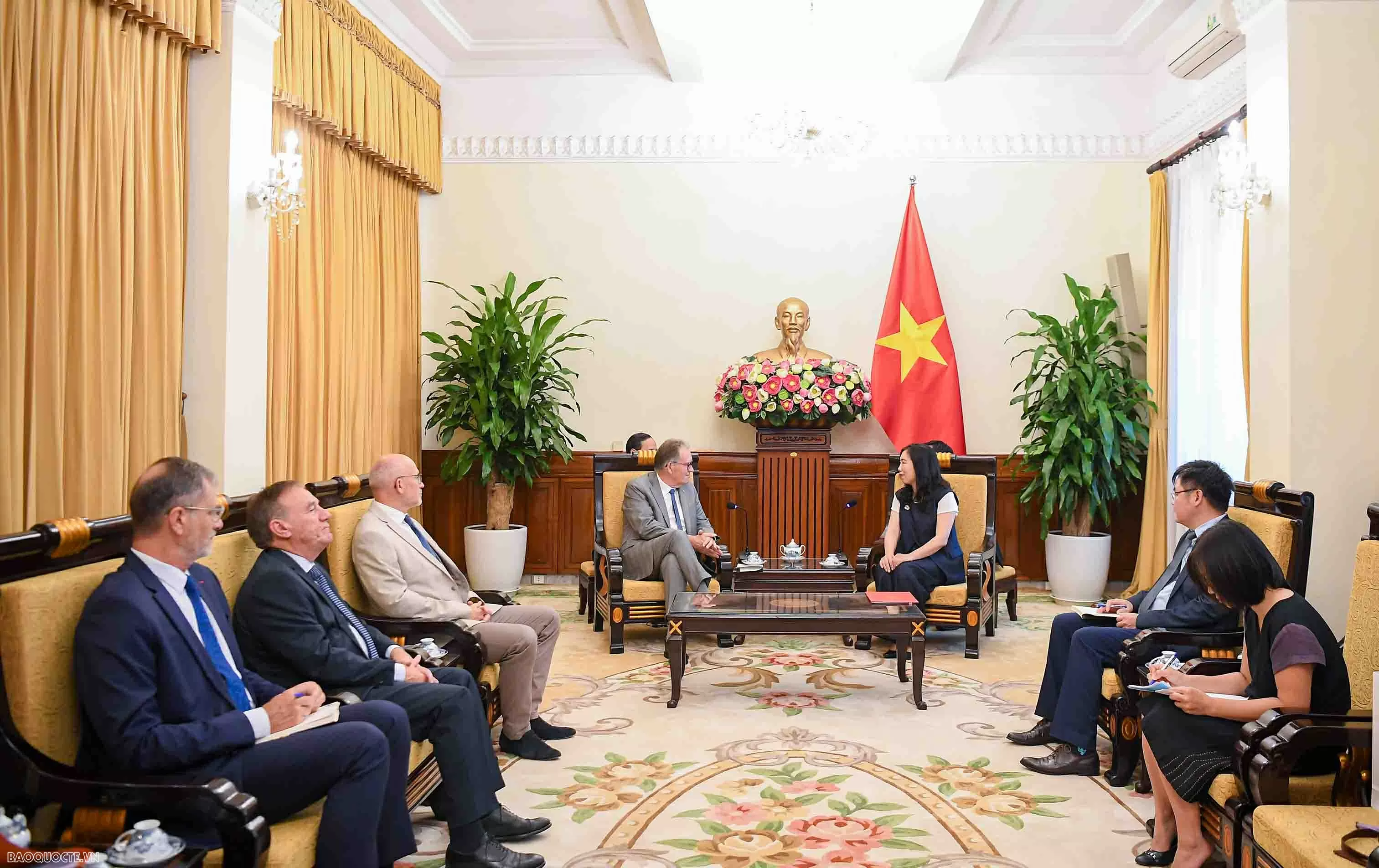 Thứ trưởng Ngoại giao Lê Thị Thu Hằng tiếp Nhóm Nghị sĩ hữu Pháp - Việt tại Thượng viện Pháp